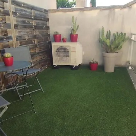 Ferienhaus Modern Townhouse With Garden And Patio Bordeaux