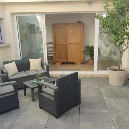 Modern Townhouse With Garden And Patio